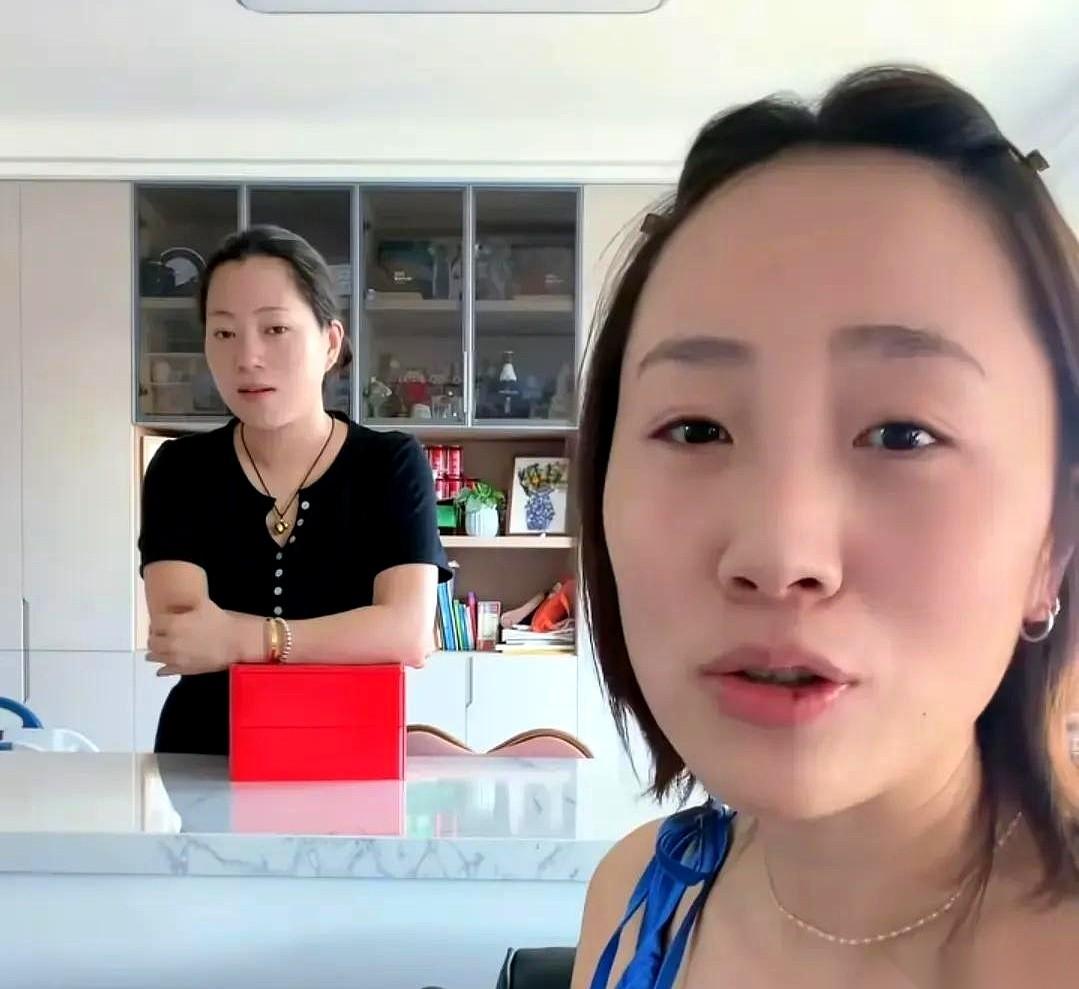 就因为一句话，小金果妈妈手机快被骂爆了。“本身假期就不多嘛。”她不过是随口感