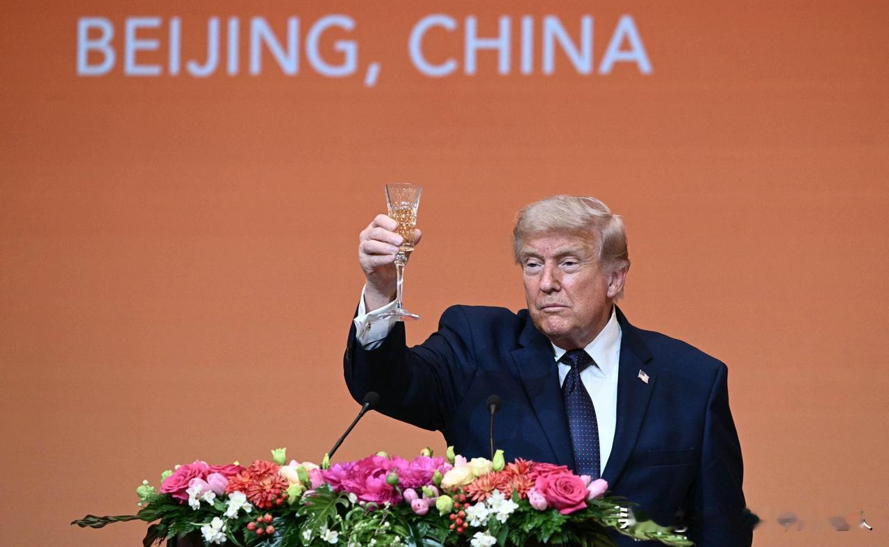 特朗普在北京举杯，你以为他喝的就是桌上那杯酒？太低估美国特勤局了！那杯酒从被倒进