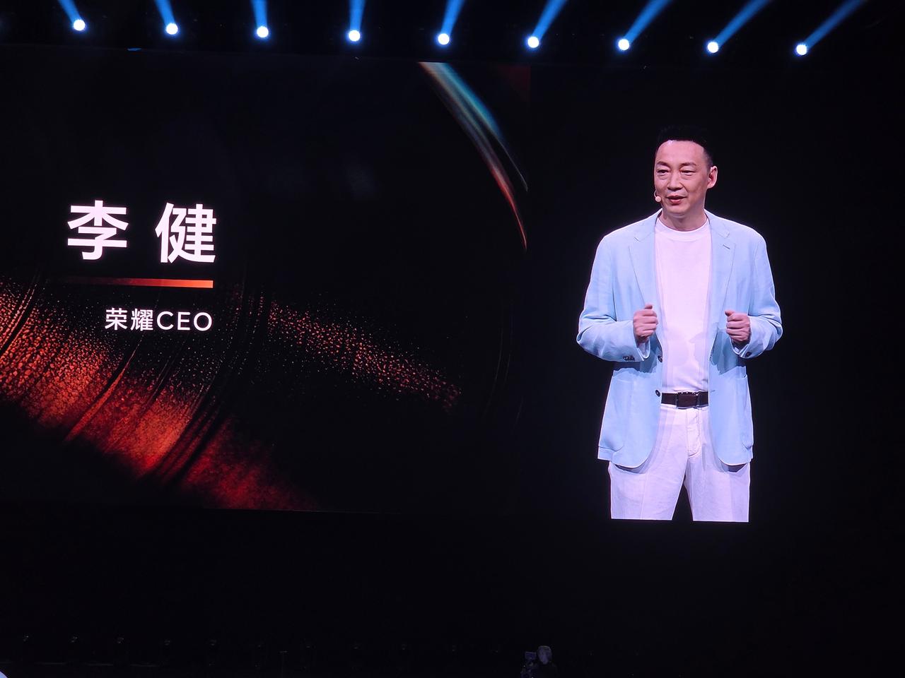 荣耀新CEO李健的国内首秀，一上来就把桌子直接掀了，比赵明狠多了这次的荣耀40