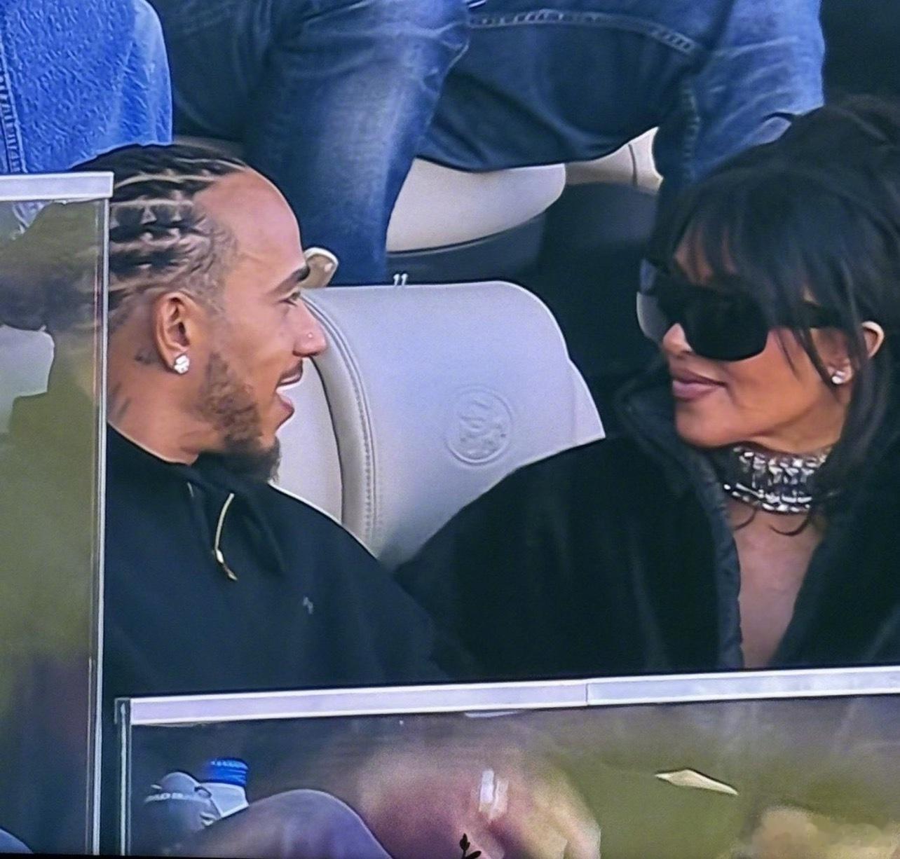 超级碗金卡戴珊和F1七冠王汉密尔顿共同现身超级碗观众席，两人前几天被传恋情