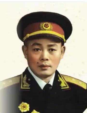 1949年5月，45军副军长率部回到武汉，去看戏时见到了1位挑水的伙夫。副军长仔