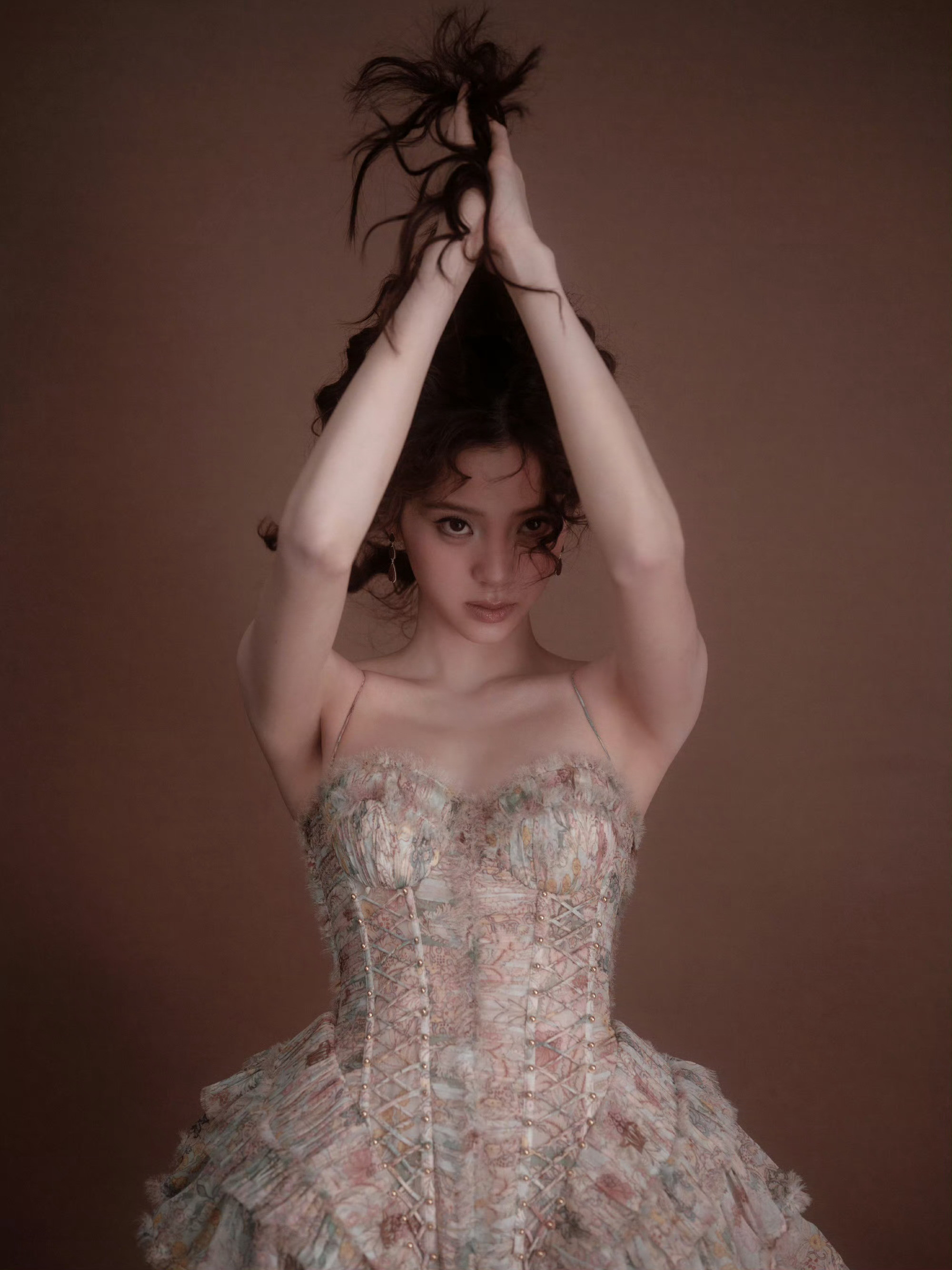 欧阳娜娜完全公主来的欧阳娜娜这套完全公主来的嗷，羊毛卷公主头➕复古吊带收腰裙美