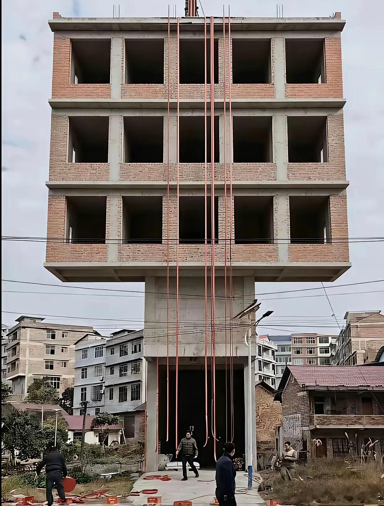 请用一个四字成语，形容一下这栋楼房的结构？