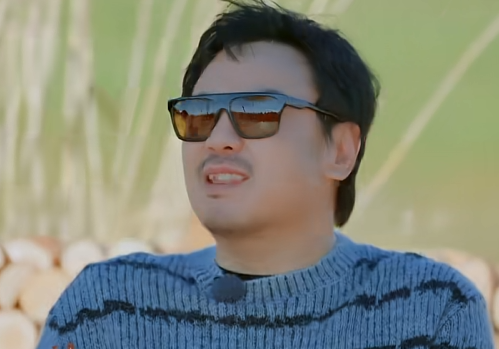 范丞丞问沈腾：“除了您以外，您还碰到哪个艺人，是齐齐哈尔的吗？”还不等沈腾回