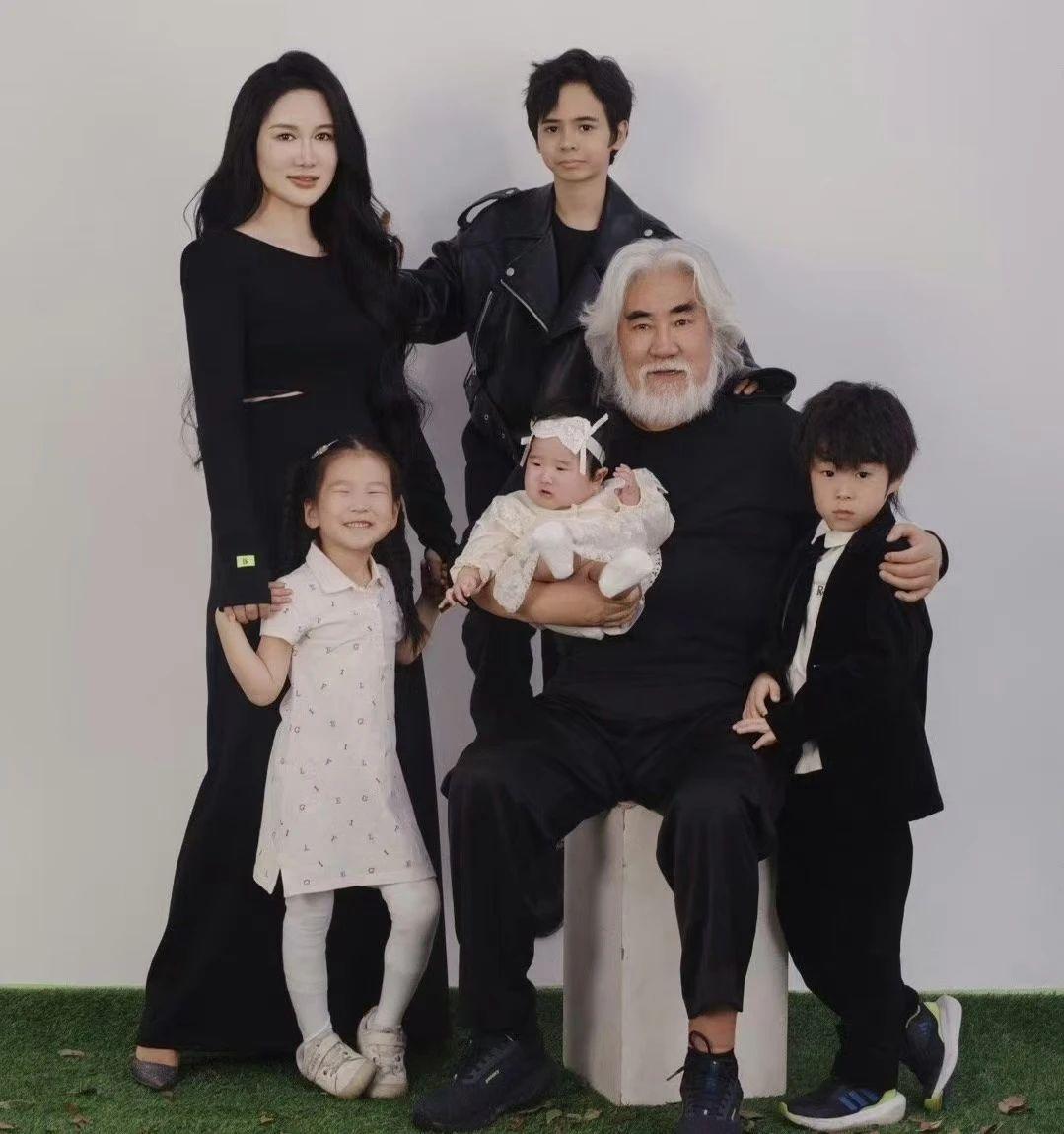当年，张艺谋和小娇妻火拼生仨娃，整出天价超生罚款时，张纪中正一头扎进剧组，拼《天