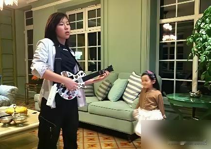 李嫣那年七岁，一幅画卖了100万。不是在拍卖行，是在香港的一场慈善晚宴。画上