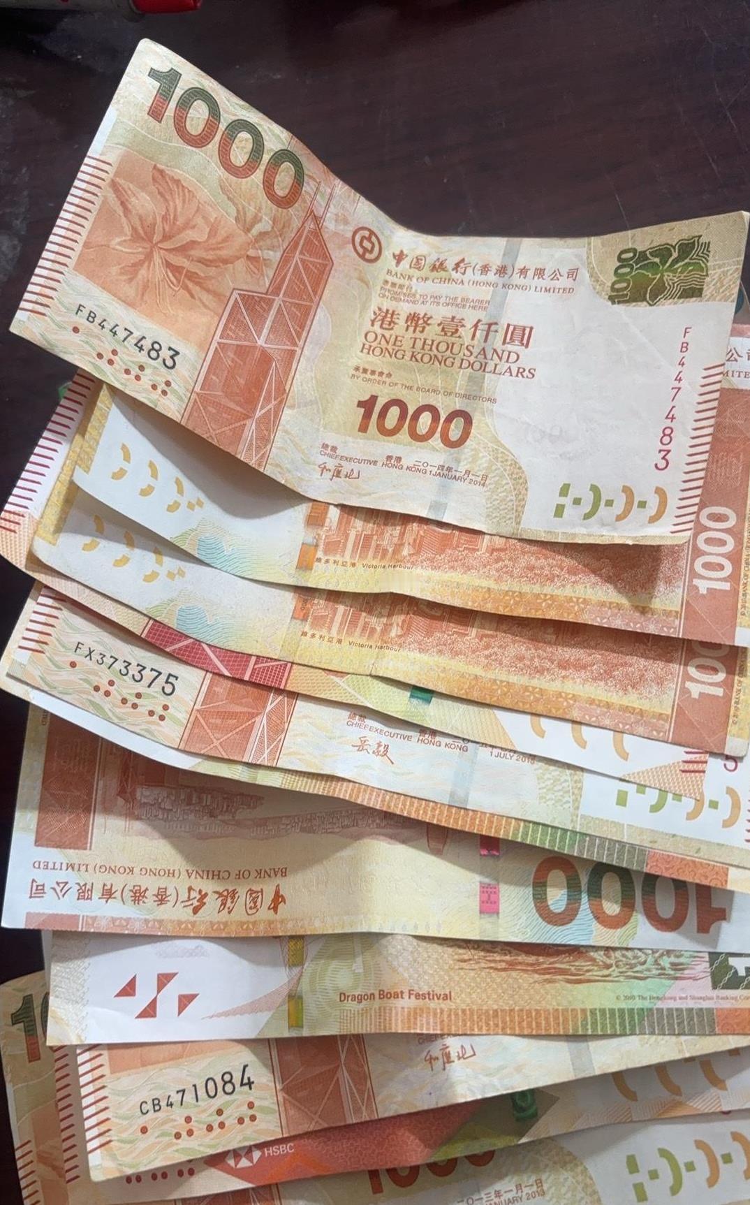 广东汕头惊现“钞票雨”！4月14日，广东省汕头市一小区高层建筑上，一位老阿姨打