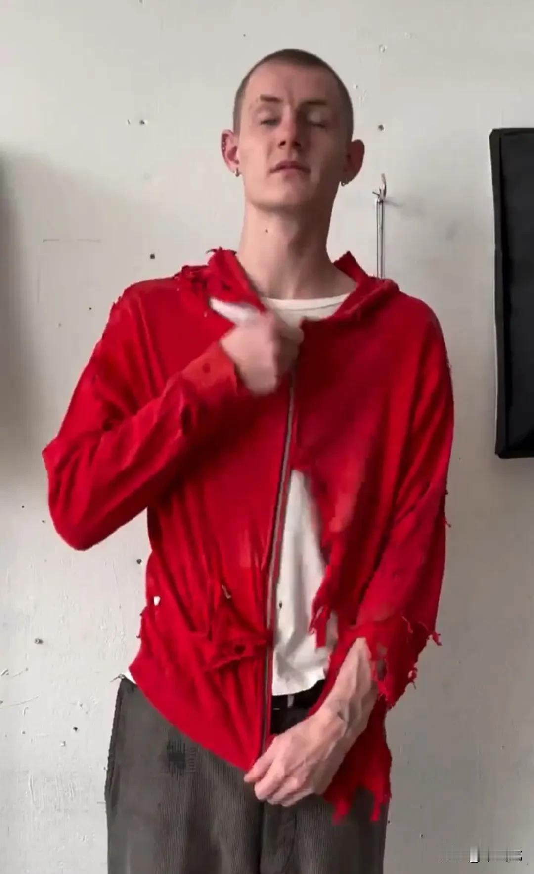 巴黎世家最新上市的春款男式茄克，950美元一件，第一批24小时内就全部售罄，评论