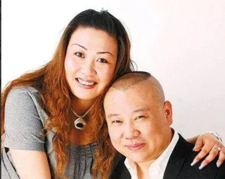 2001年，郭德纲和王慧在路边摊吃着东西，吃到一半时，郭德纲放下筷子说:“我全部