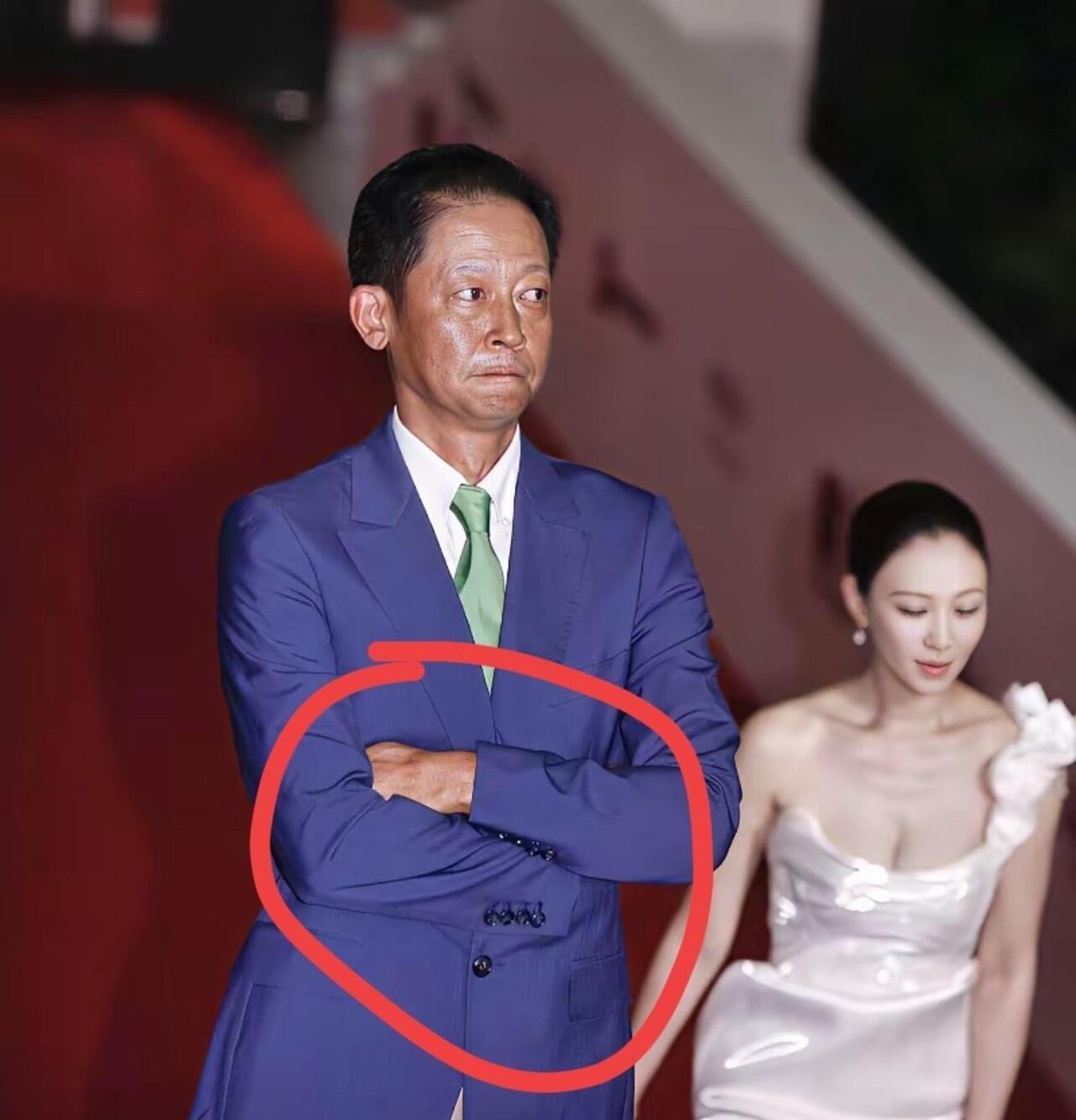 王志文真的是男演员里的典范，跟女明星一同出席活动时，双手叉腰，不随意牵女嘉宾的手