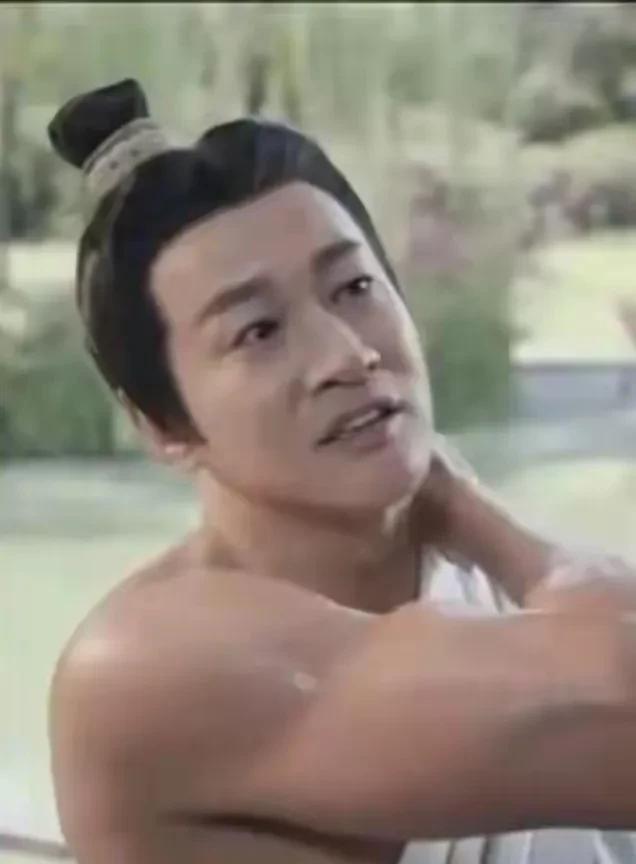 我发现何润东也属于越老越帅的那一挂老戏骨啊！何润东在《折腰》里，把一米九的刘宇