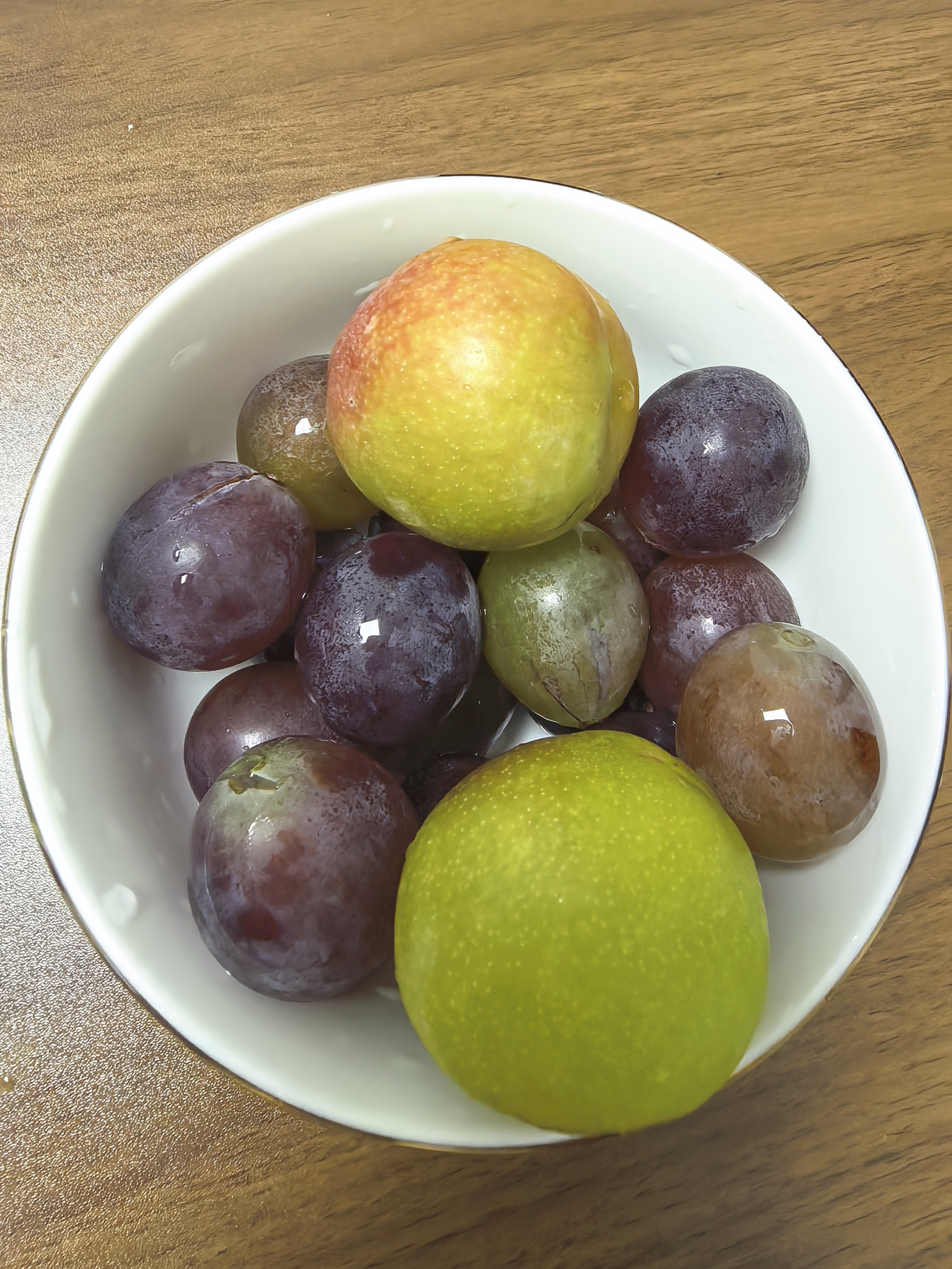 夏天要多吃点水果，晚上吃点葡萄🍇加李子😋发觉如今的水果甜度真的很在线，就连李