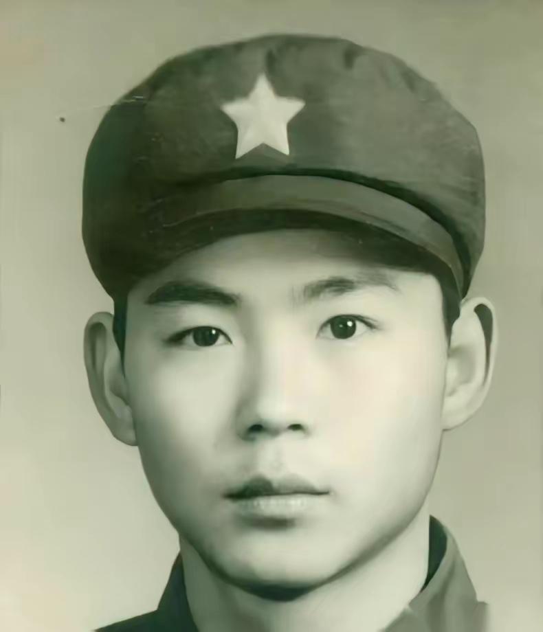 1979年，排长谢志熙下令重机枪对准挡在路上的越南老百姓开火。机枪手的手指扣