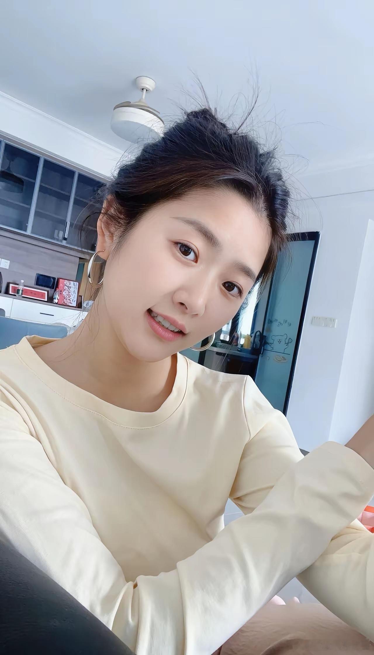 一枝红杏出墙来了95年幼师小姐姐