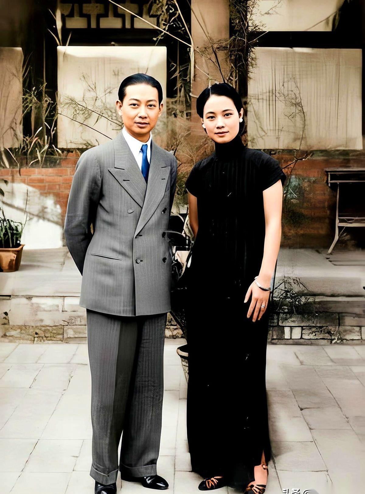 1936年，上海，一张梅兰芳的家庭合影。照片里，没有那个让他登报示爱、轰动全城