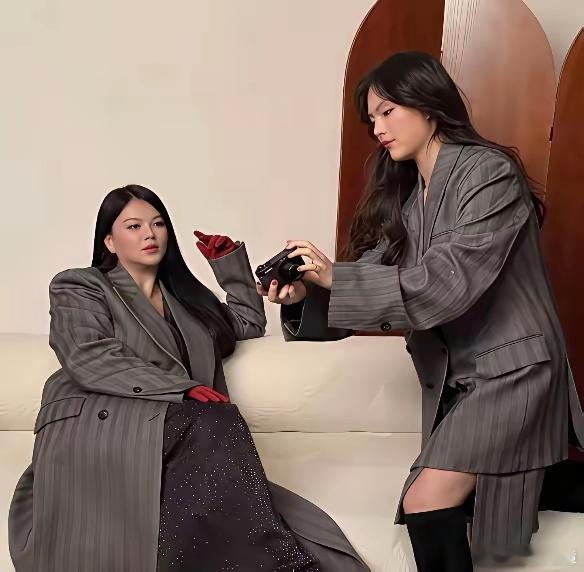 王诗龄回国后和妈妈李湘一起拍摄新片，母女俩身着同系列灰色西装亮相。