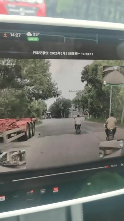今天下午2:23分许，上海海熙路与新杨公路交汇处发生一起车祸，电瓶车司机诡秘般的