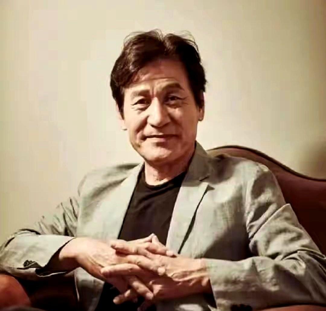 韩国顶级演员安圣基，为何亲手斩断儿子的星途？他被称为“活菩萨”，圈内新人受他提