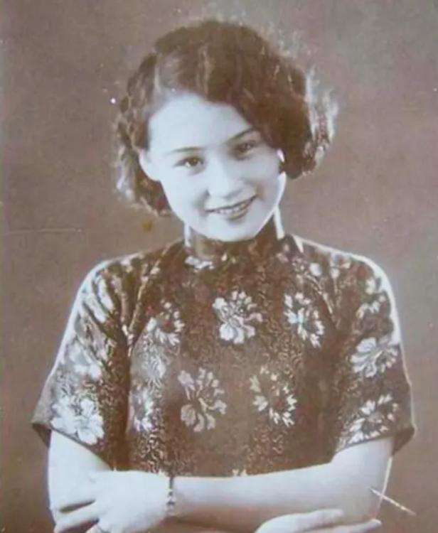 1937年，影星陈燕燕去闺蜜家赴宴，谁知趁她不备，闺蜜将迷药偷放进她杯子，陈燕燕