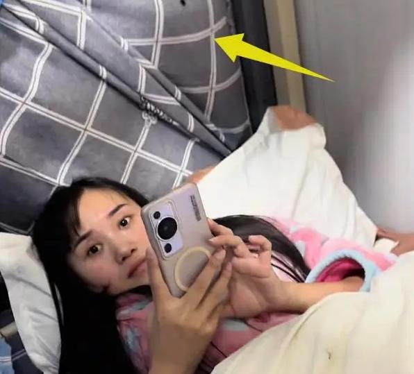 “你们快看老吴那德行！”工地活动板房里突然炸开一声怒吼，正在吃饭的工友们齐刷刷转