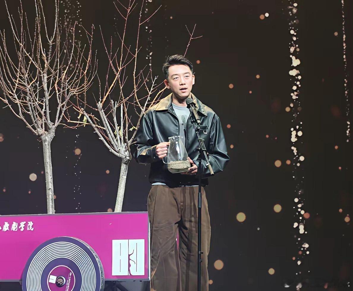 天呐，郑凯你藏的也太深了吧查了你真的吓一跳，39岁的郑凯曾经还去了《十月围城》的