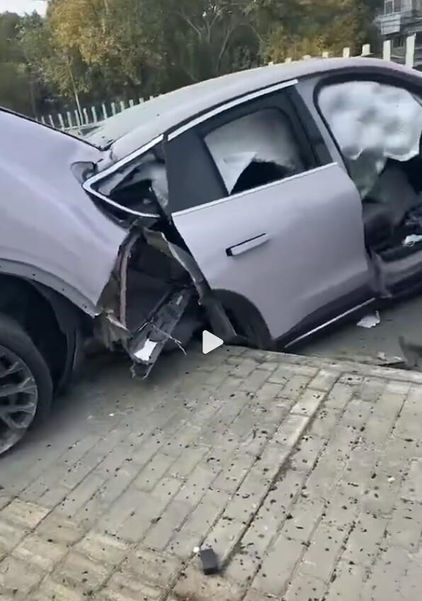 蔚来EC6事故有了后续蔚来官方表示，这辆车是在跟同向行驶的另一辆车发生擦碰之后