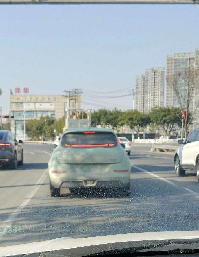 我开车的时候，就有一个坏毛病，老喜欢看别人车干不干净。不干净，我就喜欢念一念，感