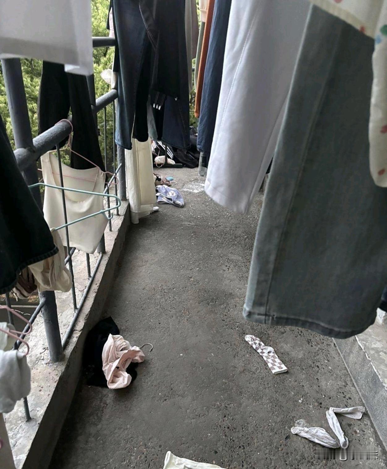 每天下班回家走道里都是这样，是帮忙捡呢，还是不捡呢？