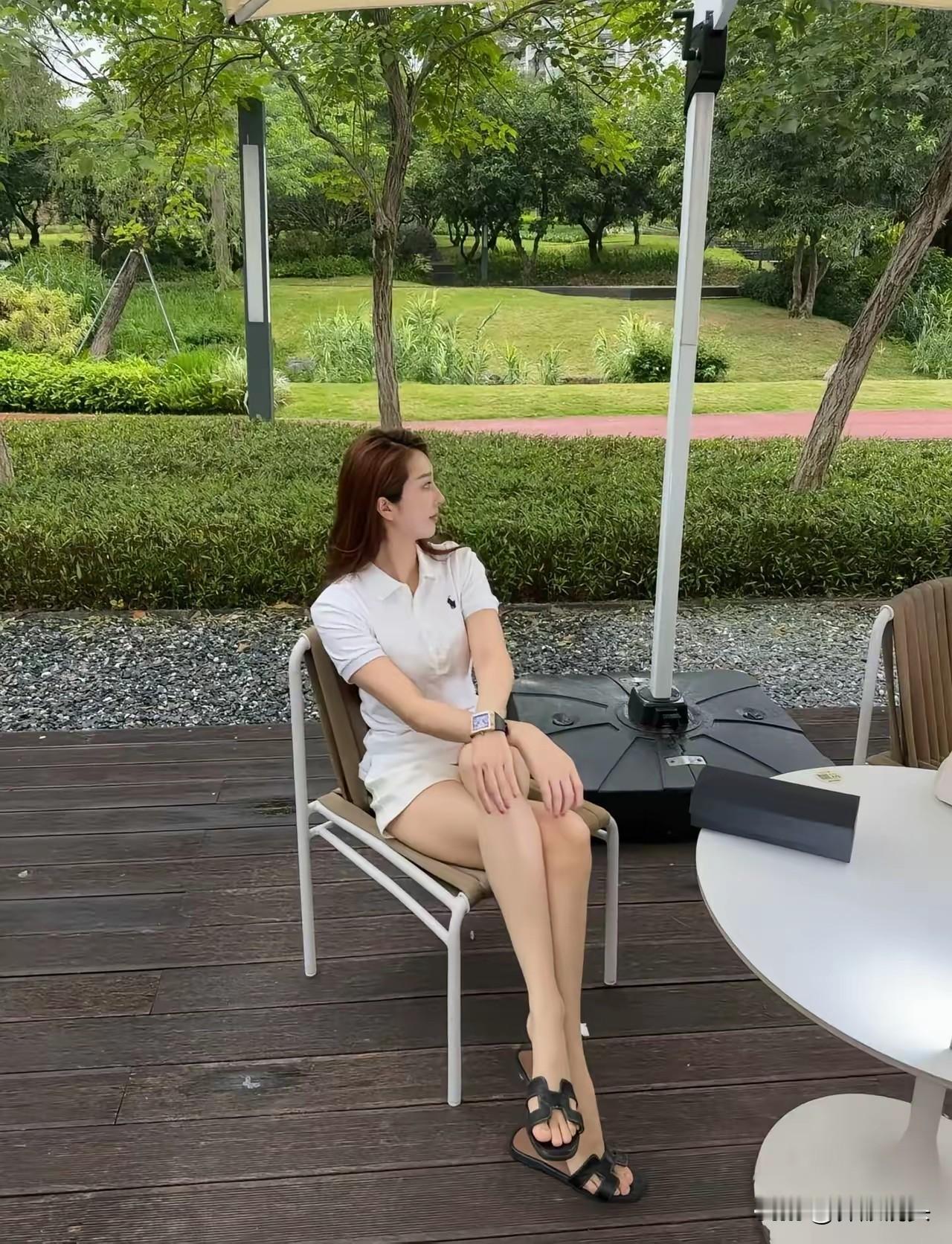 悠闲午后，绿意盎然中的宁静时光