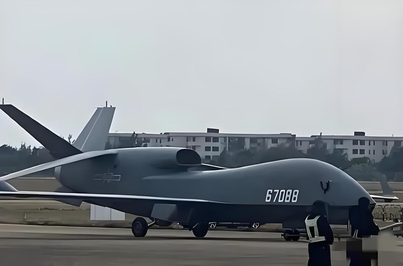 瞒天过海，吊炸天的黑科技来了。2025年8月3日，中国空军通过央视网首次公开