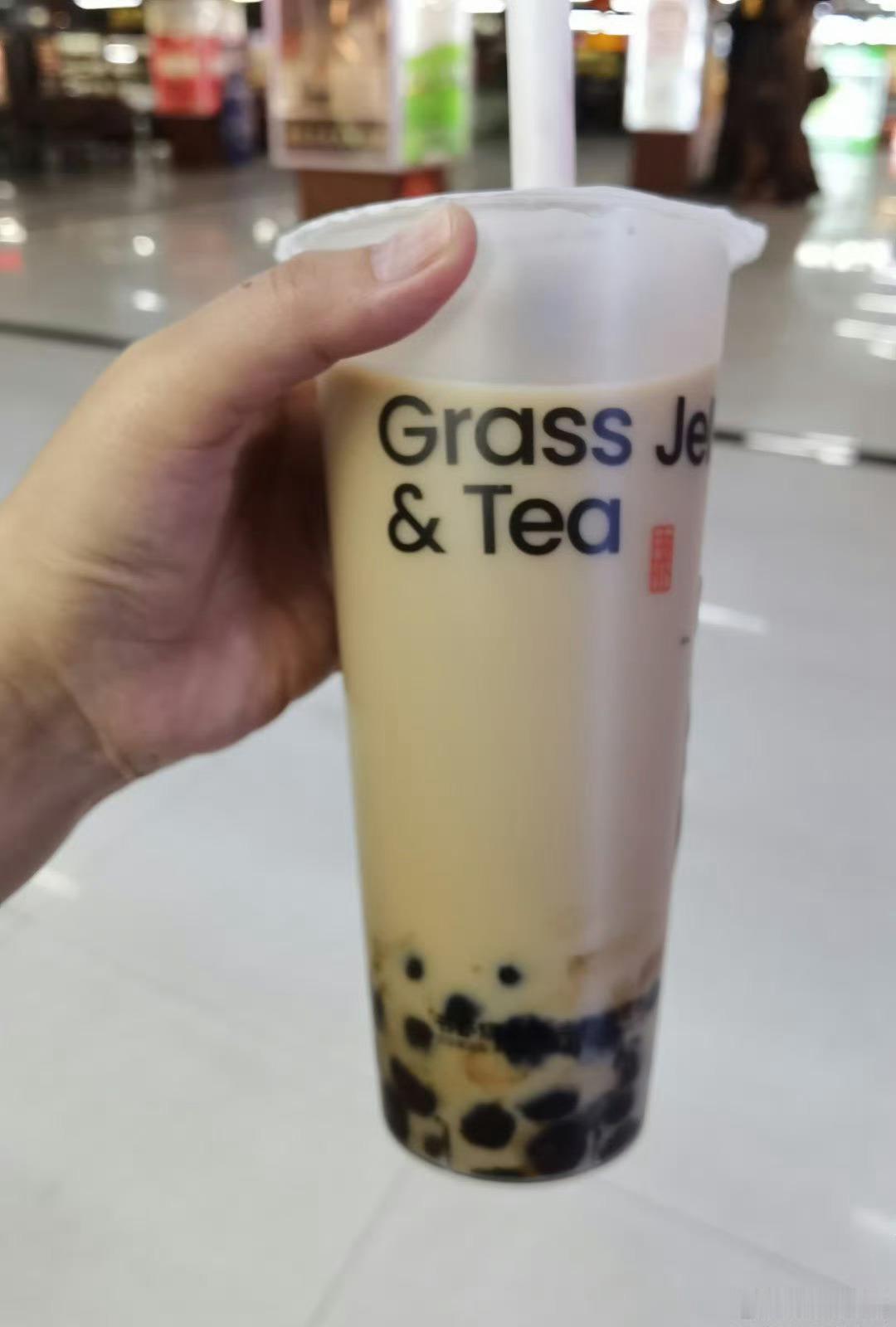 又要靠奶茶哄自己上班了🤣是谁的DNA动了？哦，是我的“奶茶上班依赖症”！咖啡