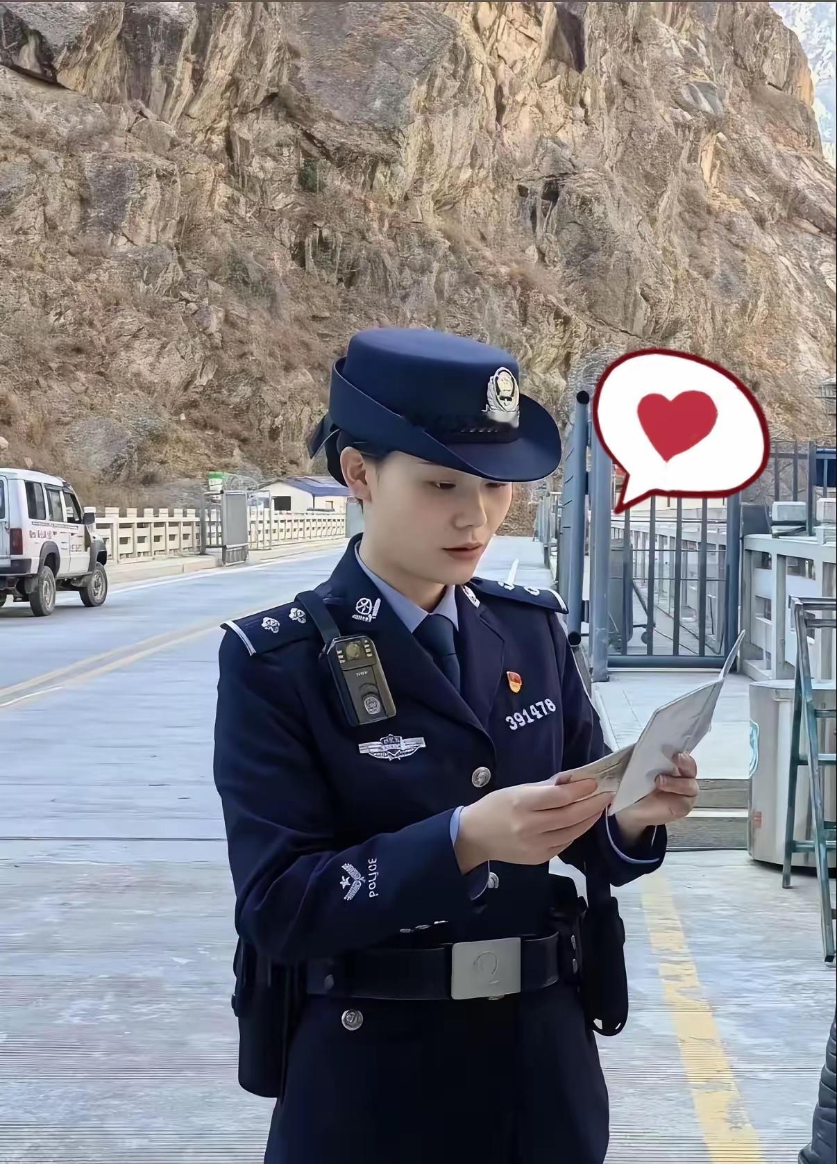 看完两位民警的事迹，心里久久不能平复。来自重庆万州的文燕警官，去年刚刚荣立二等功