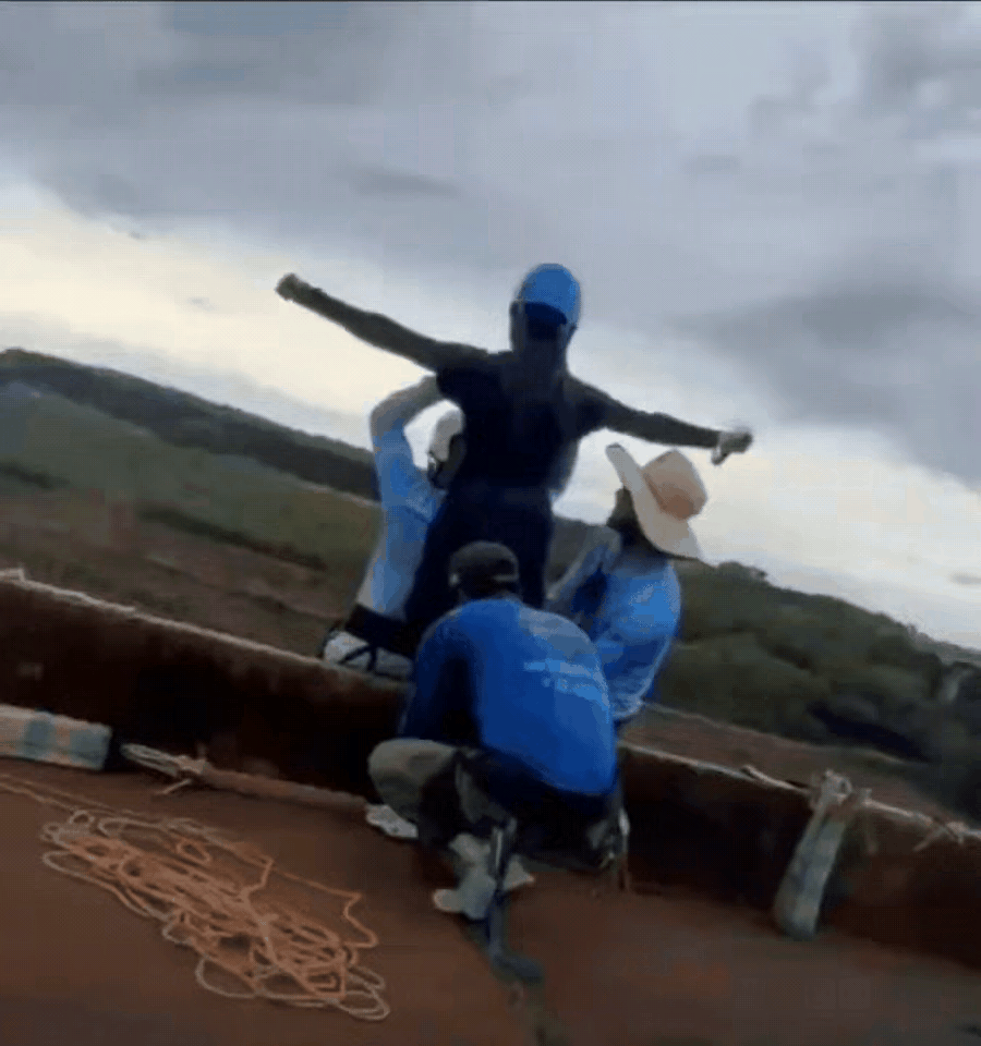 21岁女孩蹦极被直接从桥上扔下去！没有系安全绳，当场身亡。自己没发现？扔她