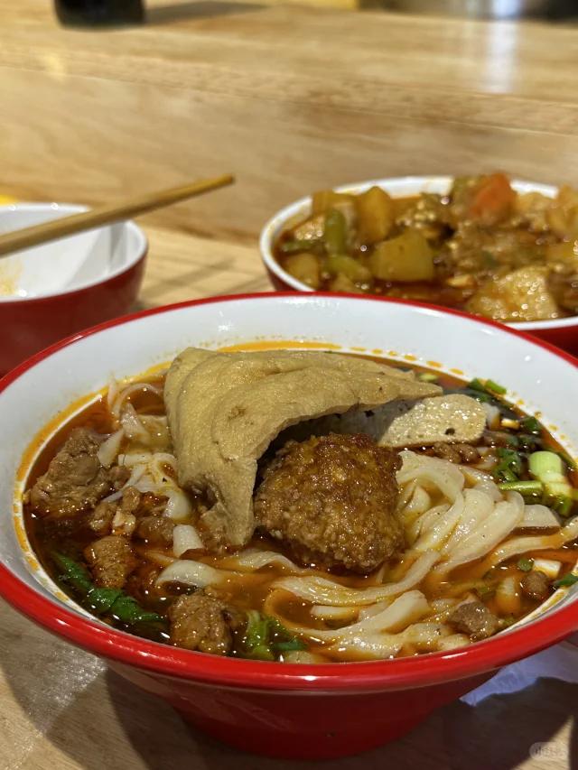 成都某小街的面馆要了一碗刀削面，闲来无事数着老板削面，同样的小碗面，我这一碗削了
