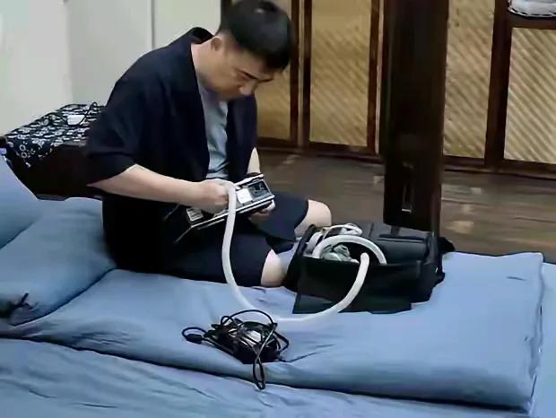 《向往的生活》刚开播，黄磊就凭个“睡觉装备”上了热搜！网友表示：睡觉打呼隆，
