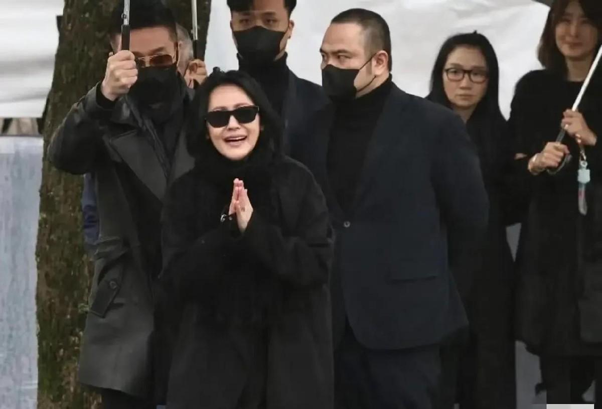 她没时间崩溃。大S身后，第一个电话是小S打的——不是打给媒体，而是直接敲定包机