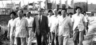 1982年，广州白天鹅宾馆被军方强制要求建立高射炮台，董事长霍英东无奈之下来到北