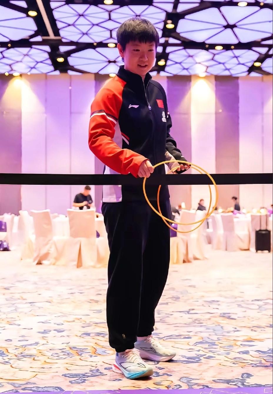 莎莎就是套个圈，也不是套个狼，你看把球迷们激动成啥了。澳门冠军赛晚宴，