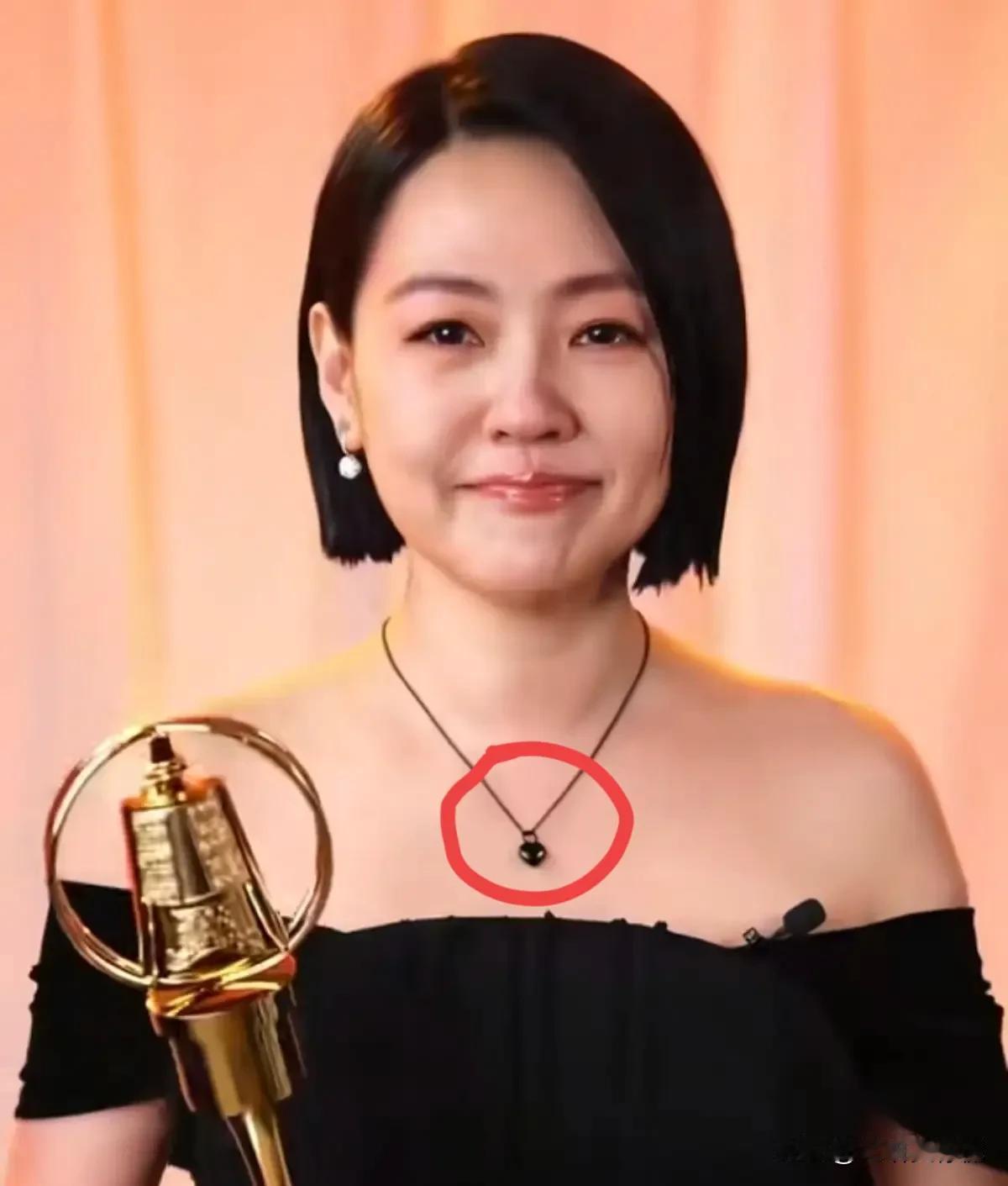 终于搞清楚了，小S为什么去参加金钟奖颁奖，原因很简单，明眼人都看得出来：