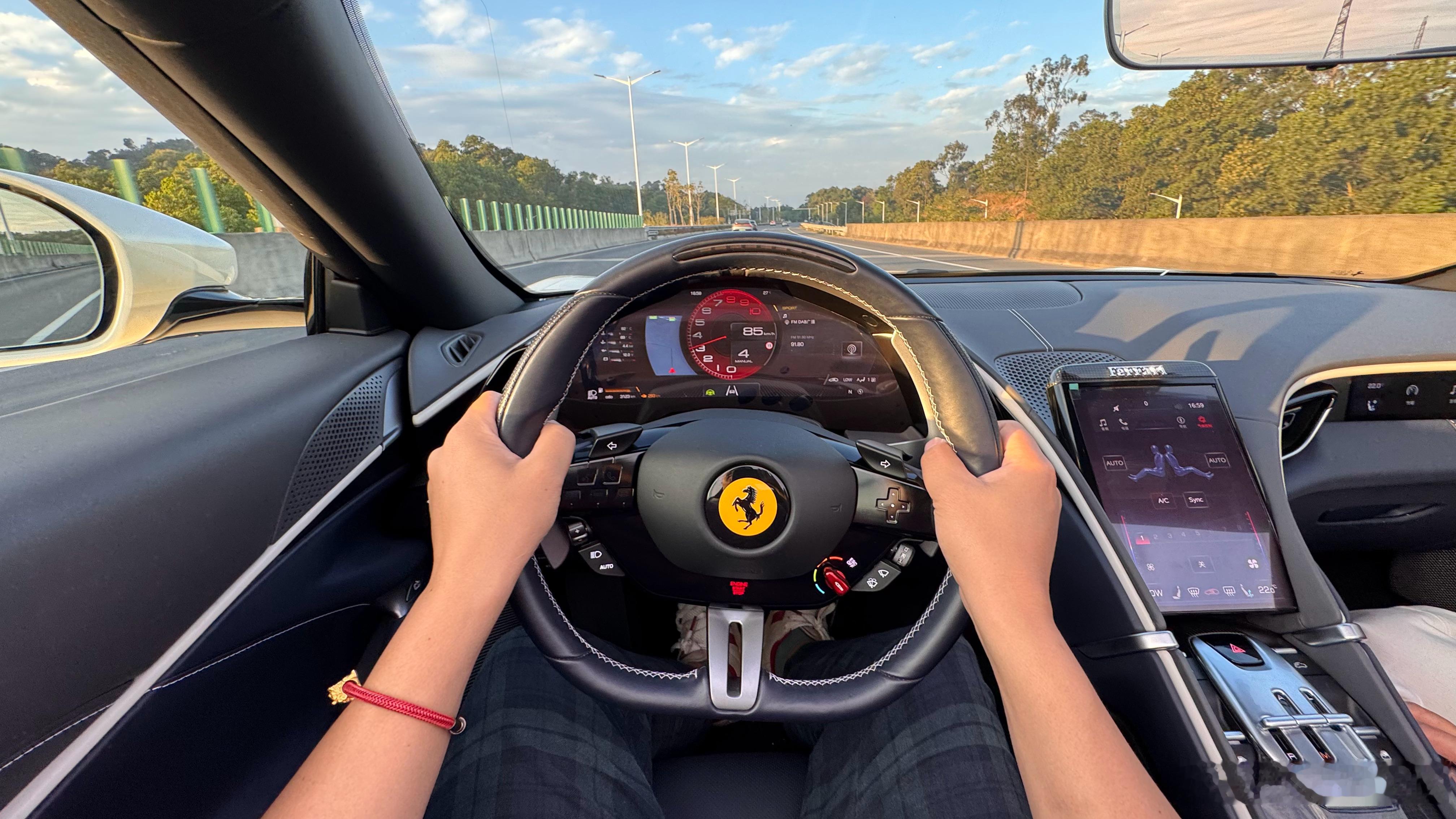 秋风起但不太冷，正是适合敞篷的季节以前我不太懂法拉利Roma的好处现在我能懂Ro