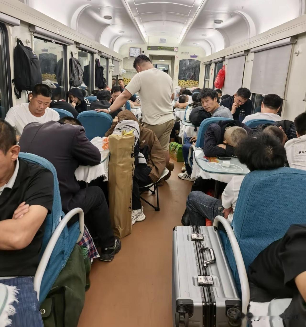 现在大家外出出行，越来越多人选择坐绿皮火车，绿皮火车已经成为绝大多数人出行的