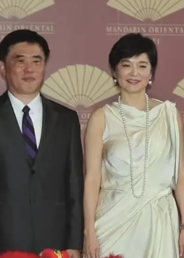 林青霞老年换新颜短发白裙尽显富贵