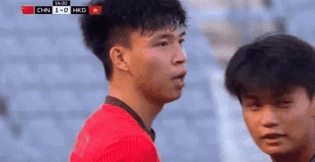 王钰栋被抓脸+撞头，多名国足老大哥为王钰栋出头，体现了团结是铁。玉昆名宿徐宏杰