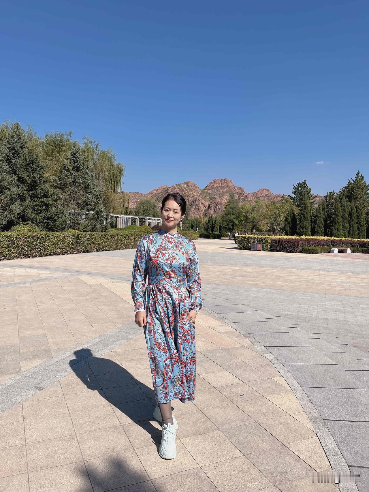 今天一位朋友说我这件衣服太土了，让我找一个专业人士告诉我怎么穿衣服。[捂脸哭]