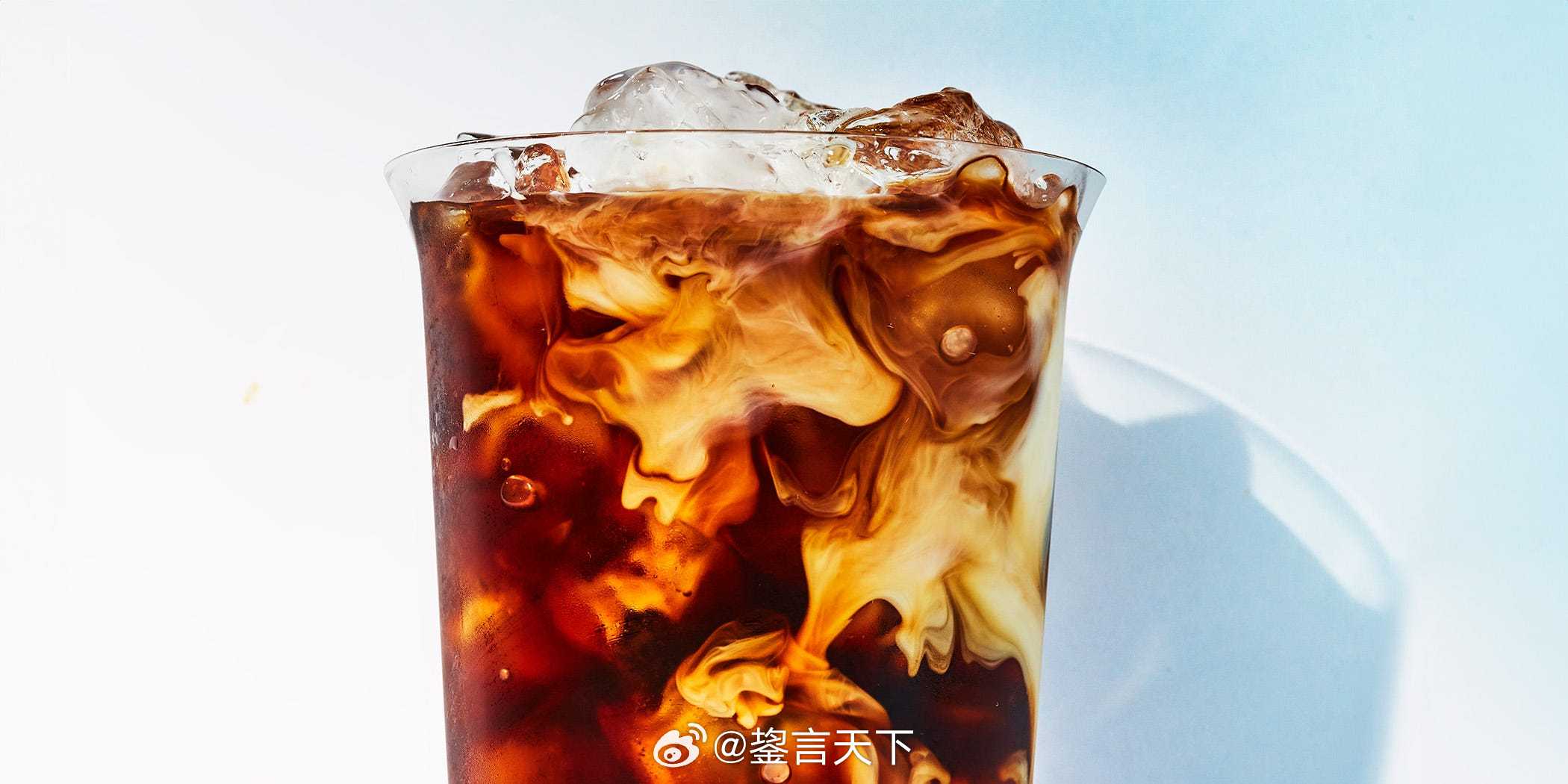 含咖啡因饮料可能与较低的痴呆症风险有关一项最新研究发现，每天饮用含咖啡因的咖啡