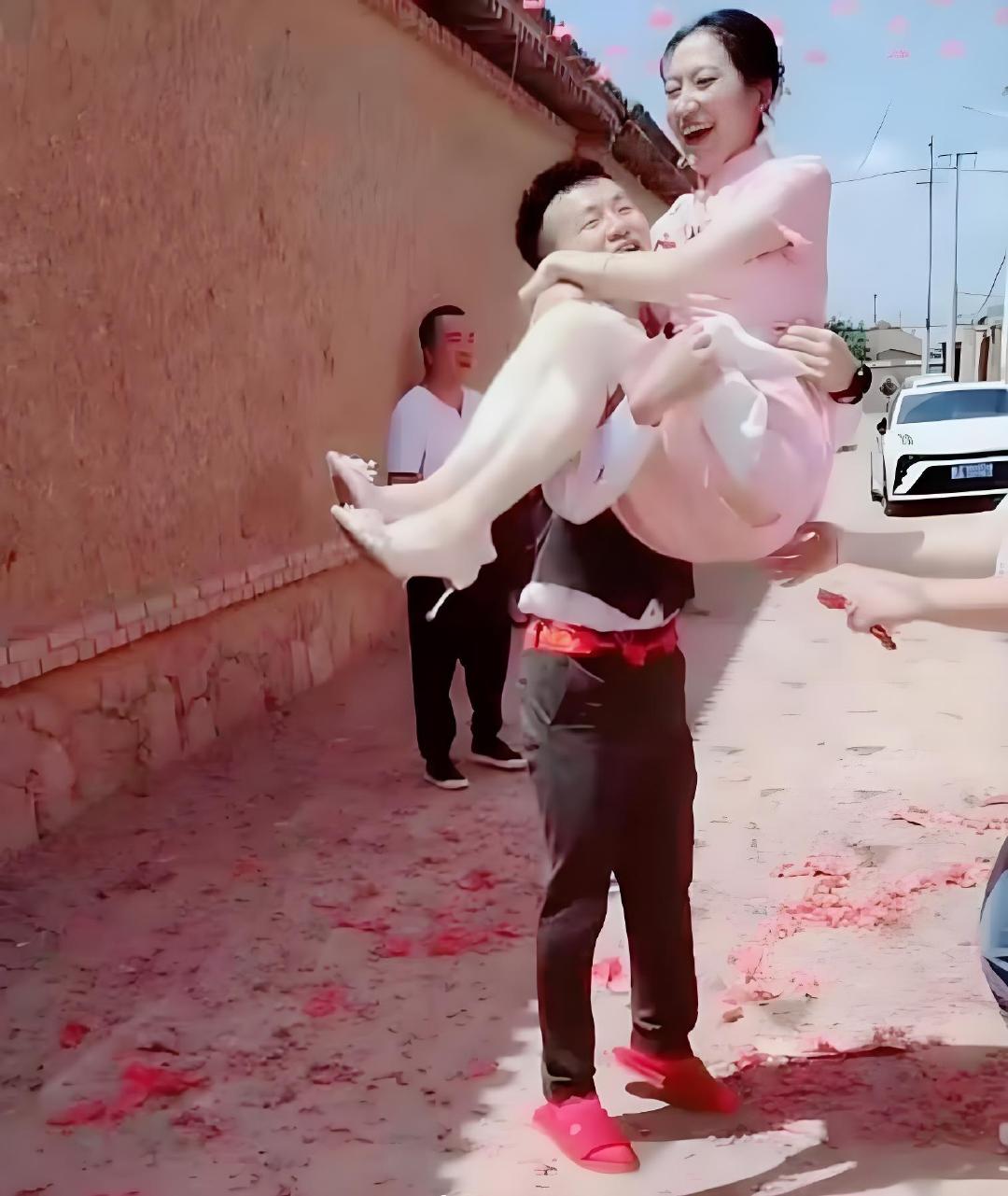 甘肃网友结婚，他说现在农村人找媳妇不容易。他老婆是二婚，比自己大七八岁，一样给彩礼。尽管如此还是让村