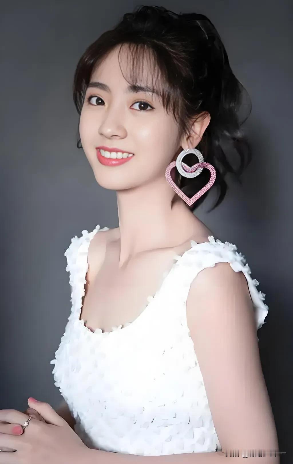 欧豪没想到，杨幂也没想到，连播六集《生万物》最先出圈的居然是饰演小女儿宁