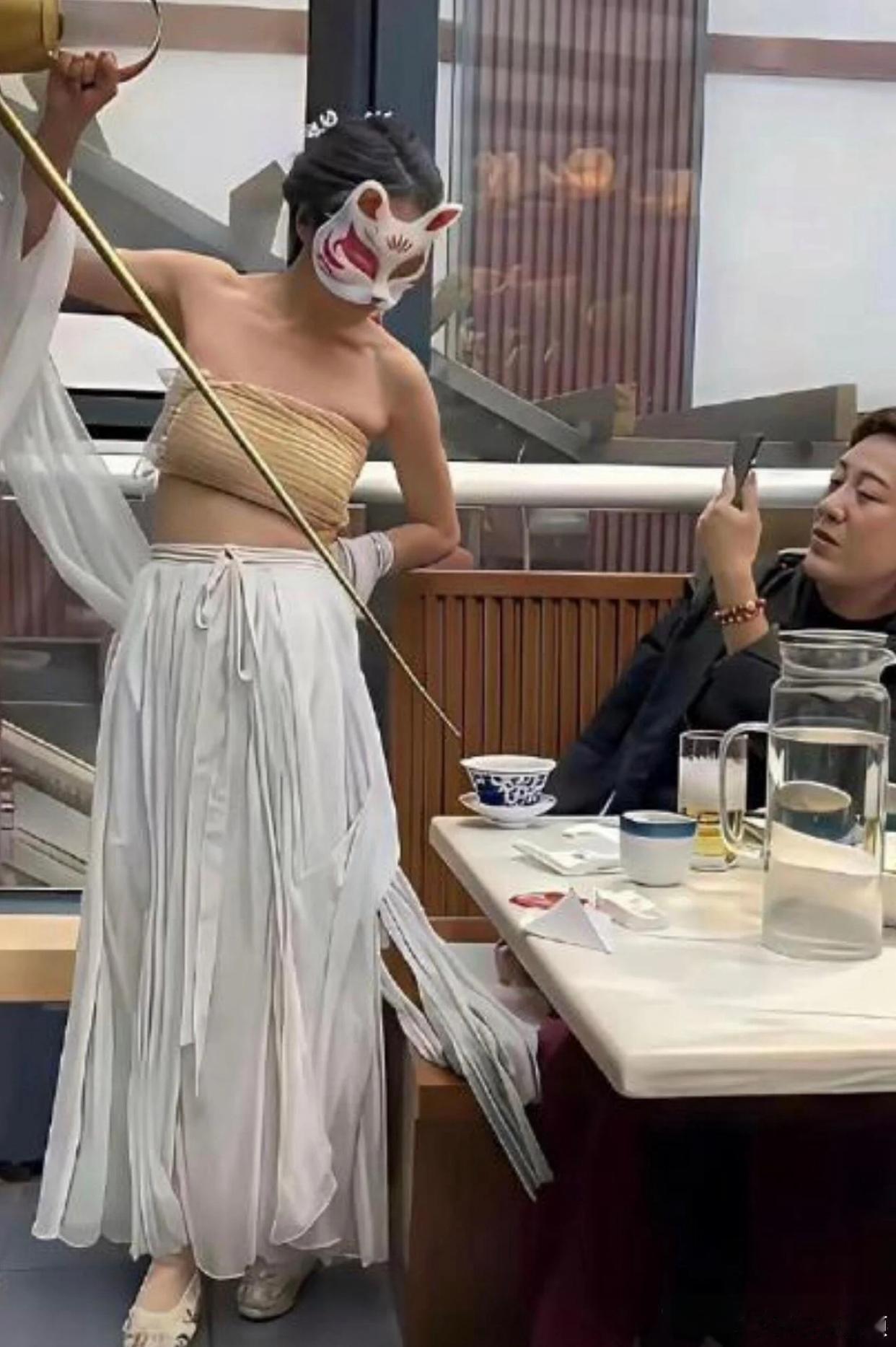 你说你非要去摘面具干嘛，这下好了