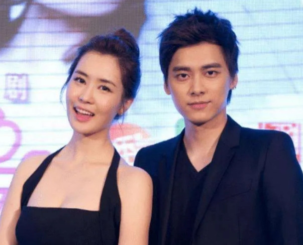 2012年，李易峰与韩国女星李多海因戏生情，谈起了恋爱。李多海问他：“你能在首尔