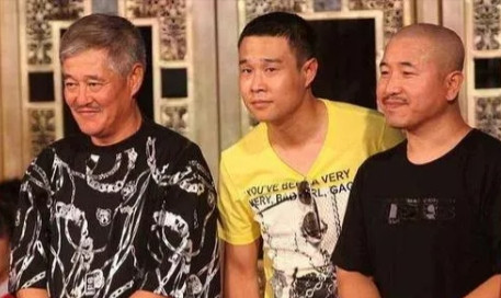 一次，王小利在外偷接私活赚了10万块，赵本山知道后让他磕头认错，还要没收全部收入
